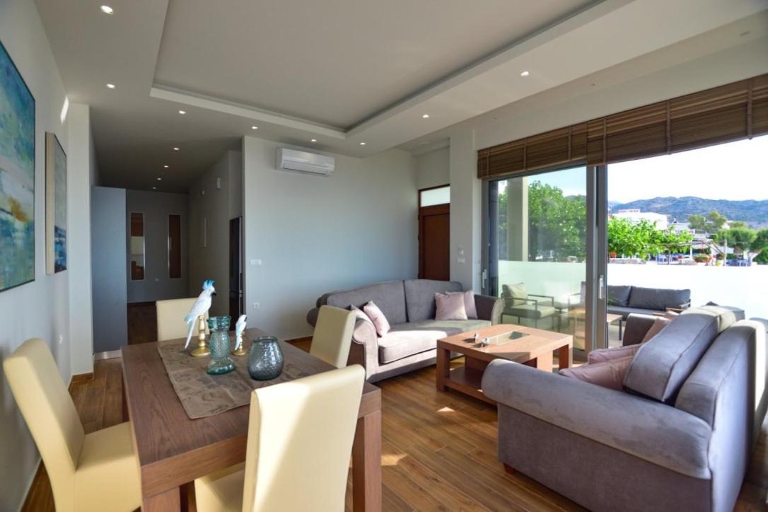 Gonis Grand Luxury Suite Palaiochora Exterior photo